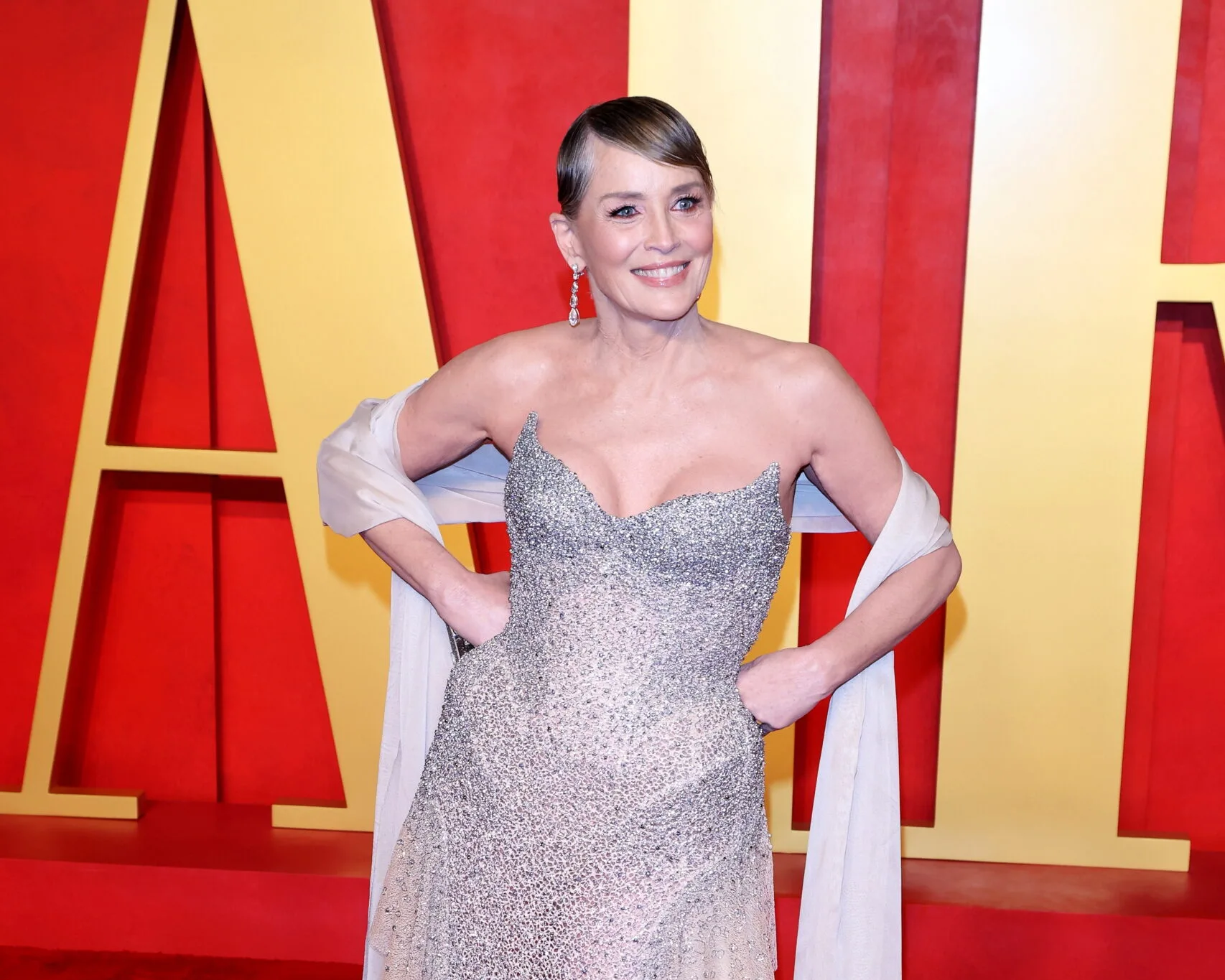 Η Sharon Stone με την απόλυτη τάση της σεζόν σε πρεμιέρα στο Los Angeles