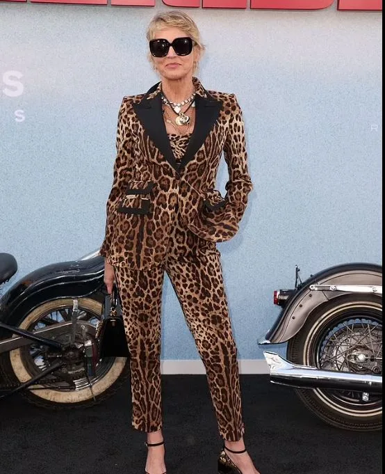 Η Sharon Stone με την απόλυτη τάση της σεζόν σε πρεμιέρα στο Los Angeles
