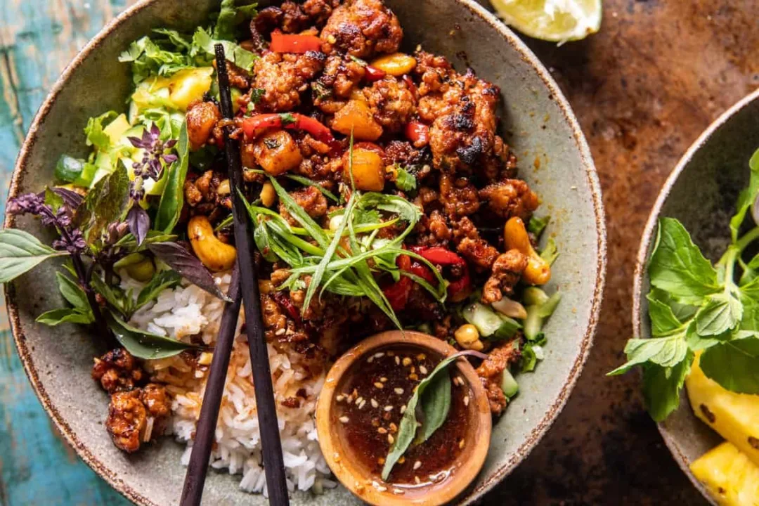 Εύκολο κι ελαφρύ βραδινό stir fry με κοτόπουλο, ginger και ανανά