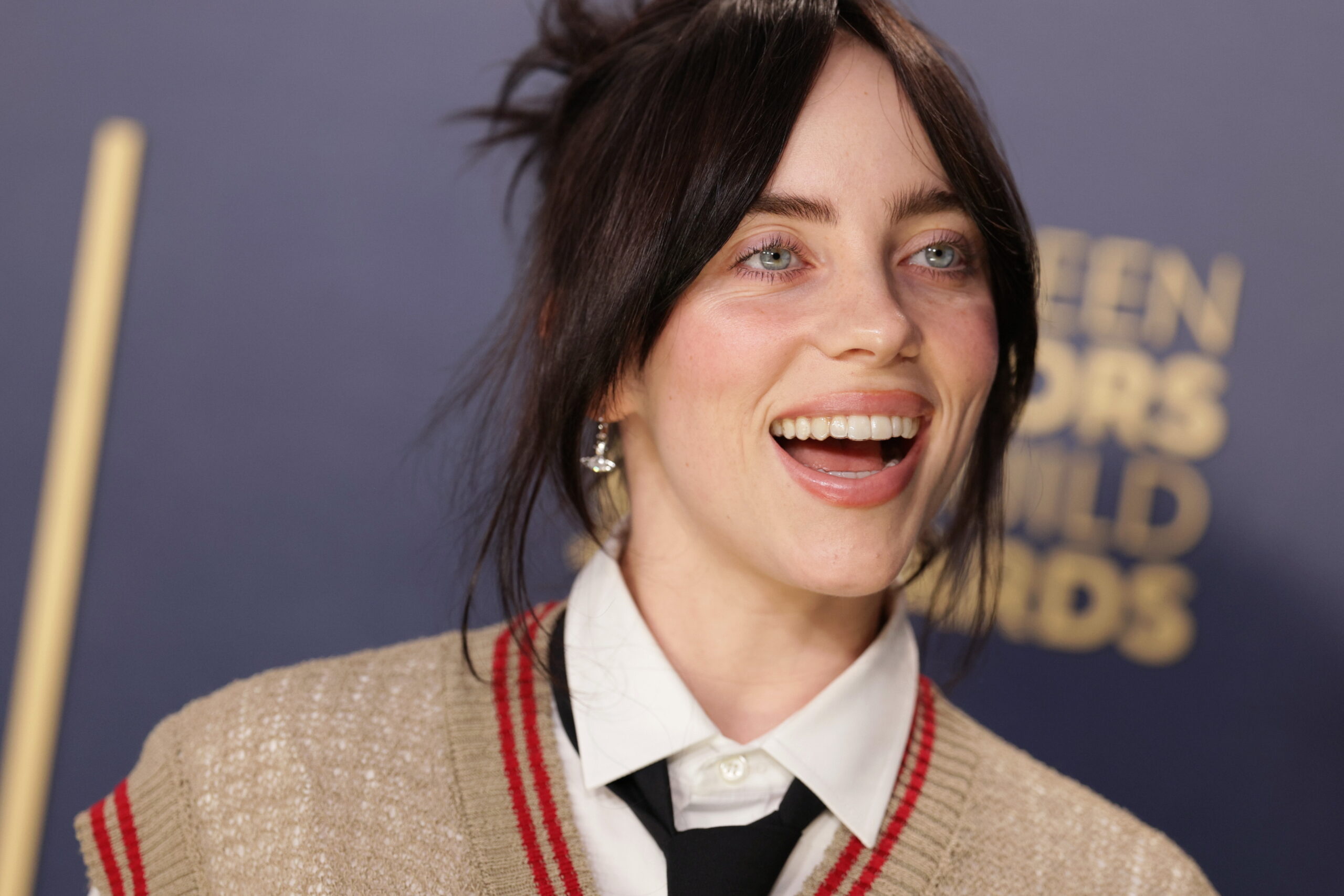 Η Μπίλι Άιλις με Barbiecore καλοκαιρινή εμφάνιση (+3 προτάσεις για αγορά)