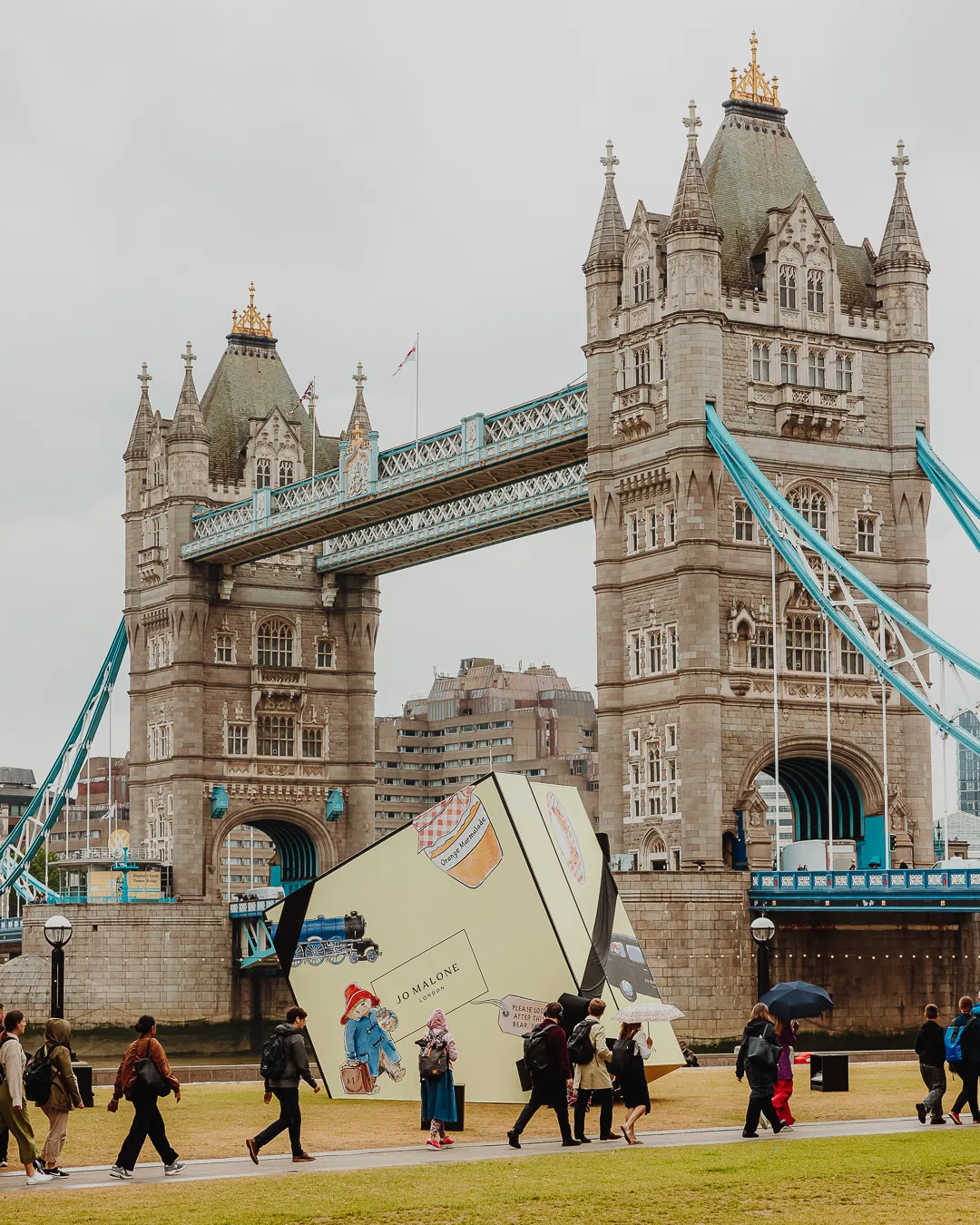 H Jo Malone London «μαγειρεύει» μια κολόνια με εσπεριδοειδή και μαρμελάδα εμπνευσμένη από τον αρκούδο Paddington
