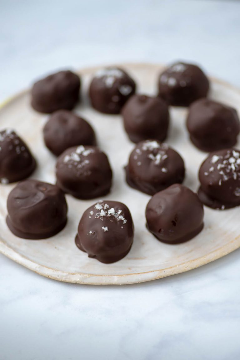 Εύκολες καριόκες σε μορφή energy ball για ένα πεντανόστιμο και θρεπτικό σνακ