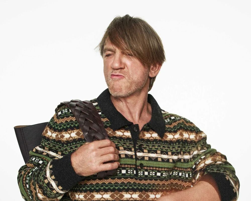 Ο Ντάνιελ Κρεγκ προβάλλει έναν «ακατέργαστο» χαρακτήρα στην νέα καμπάνια της Loewe