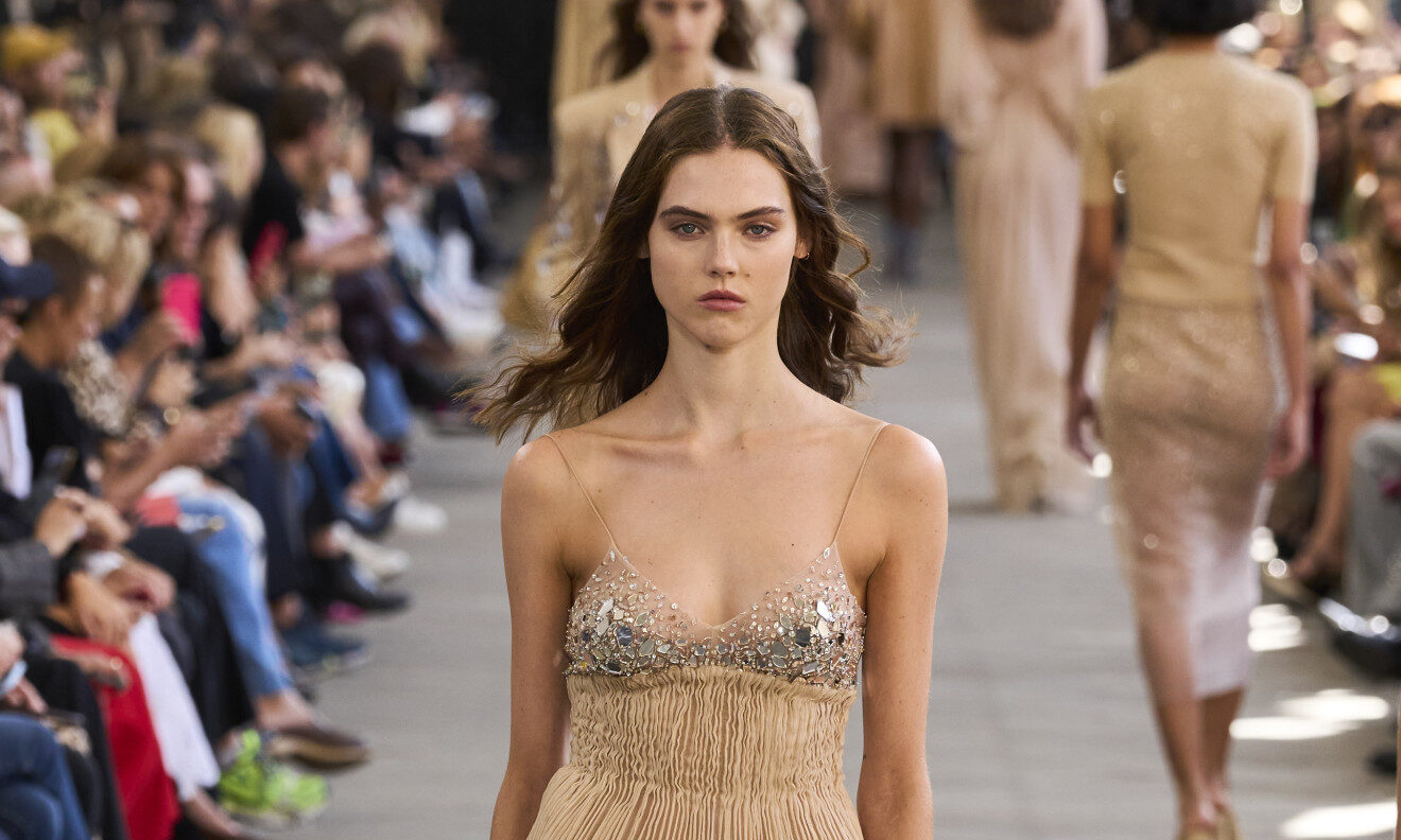 Μακριά bohemian φορέματα και flat σανδάλια: 3 τρόποι για να τα φορέσεις