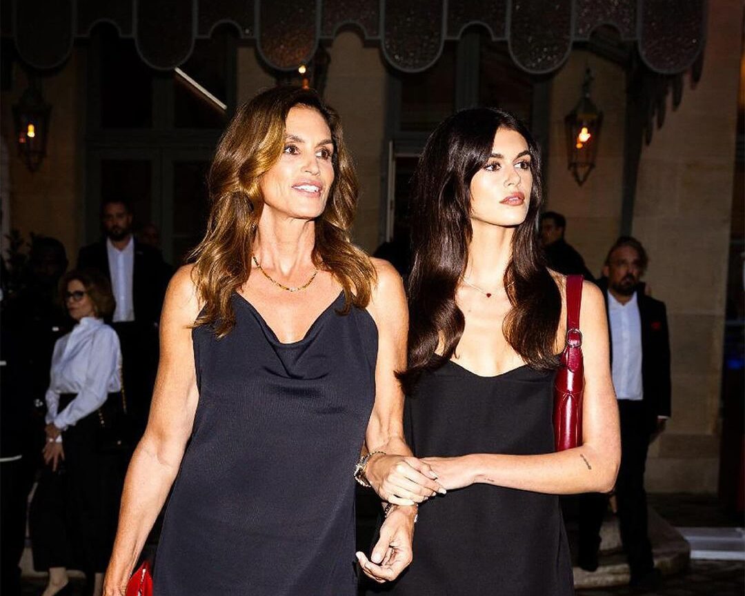 Η Σίντυ Κρόφορντ και η Κάια Γκέρμπερ με look «matcy-matchy» στο Παρίσι