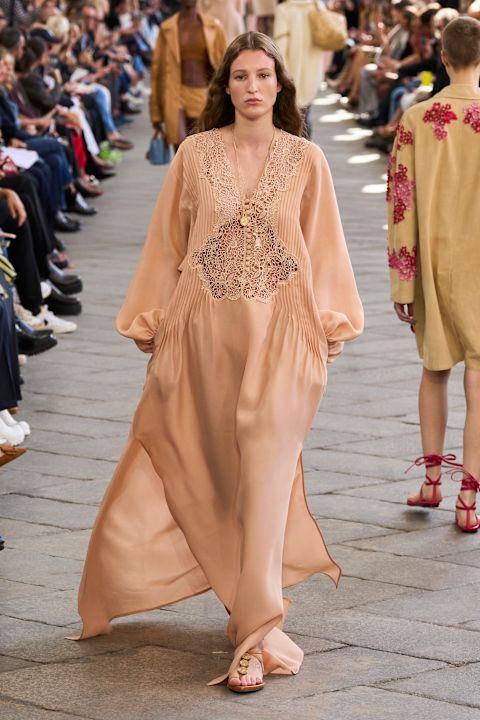 Μακριά bohemian φορέματα και flat σανδάλια: 3 τρόποι για να τα φορέσεις