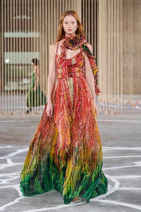 Μακριά bohemian φορέματα και flat σανδάλια: 3 τρόποι για να τα φορέσεις