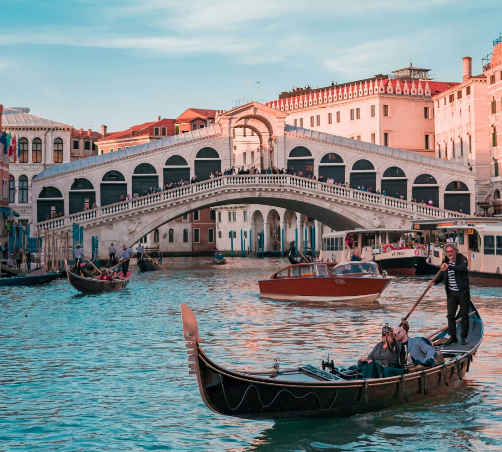 Ο απροσδόκητος λόγος που μπορεί να δεις γεμάτα μπουκάλια νερού έξω από σπίτια στην Ιταλία