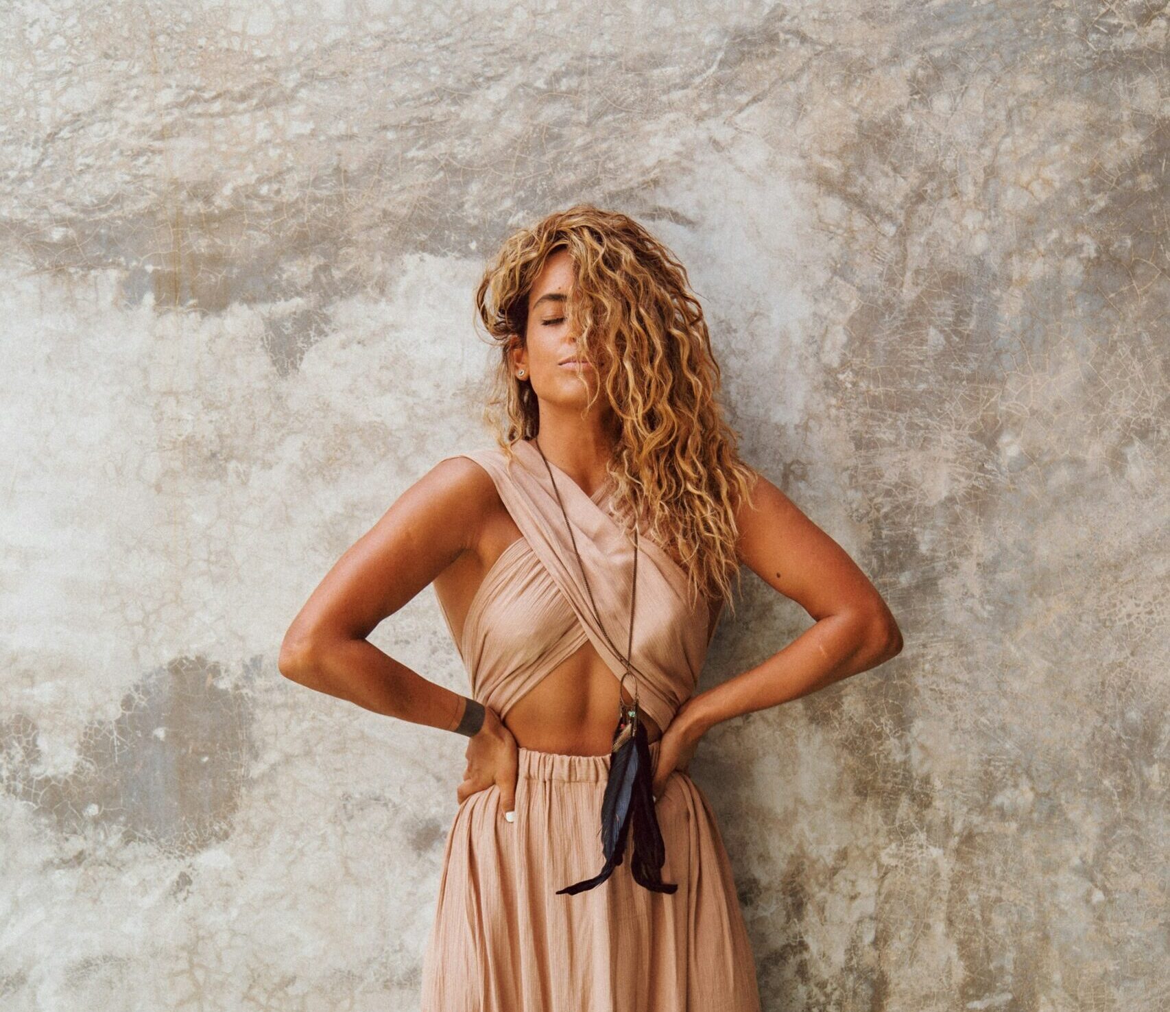 10+2 λάδια που θρέφουν τα μαλλιά και χαρίζουν full ενυδάτωση ακόμη κι αν είσαι συνεχώς κάτω από τον ήλιο