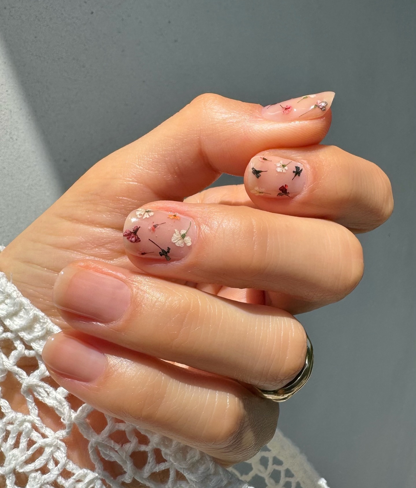 Al Fresco Nail trend ή αλλιώς «Τα παιχνιδιάρικα νύχια που αγαπούν τη φύση»