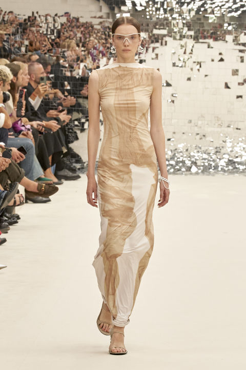 Nude πέδιλα: Τα «μπαλαντέρ» sexy παπούτσια που θα τονίσουν το μαύρισμα σου