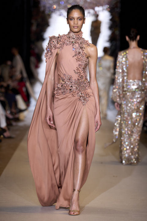 Nude πέδιλα: Τα «μπαλαντέρ» sexy παπούτσια που θα τονίσουν το μαύρισμα σου