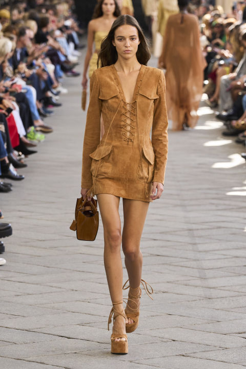 Nude πέδιλα: Τα «μπαλαντέρ» sexy παπούτσια που θα τονίσουν το μαύρισμα σου