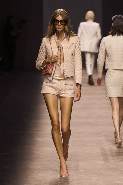 Nude πέδιλα: Τα «μπαλαντέρ» sexy παπούτσια που θα τονίσουν το μαύρισμα σου