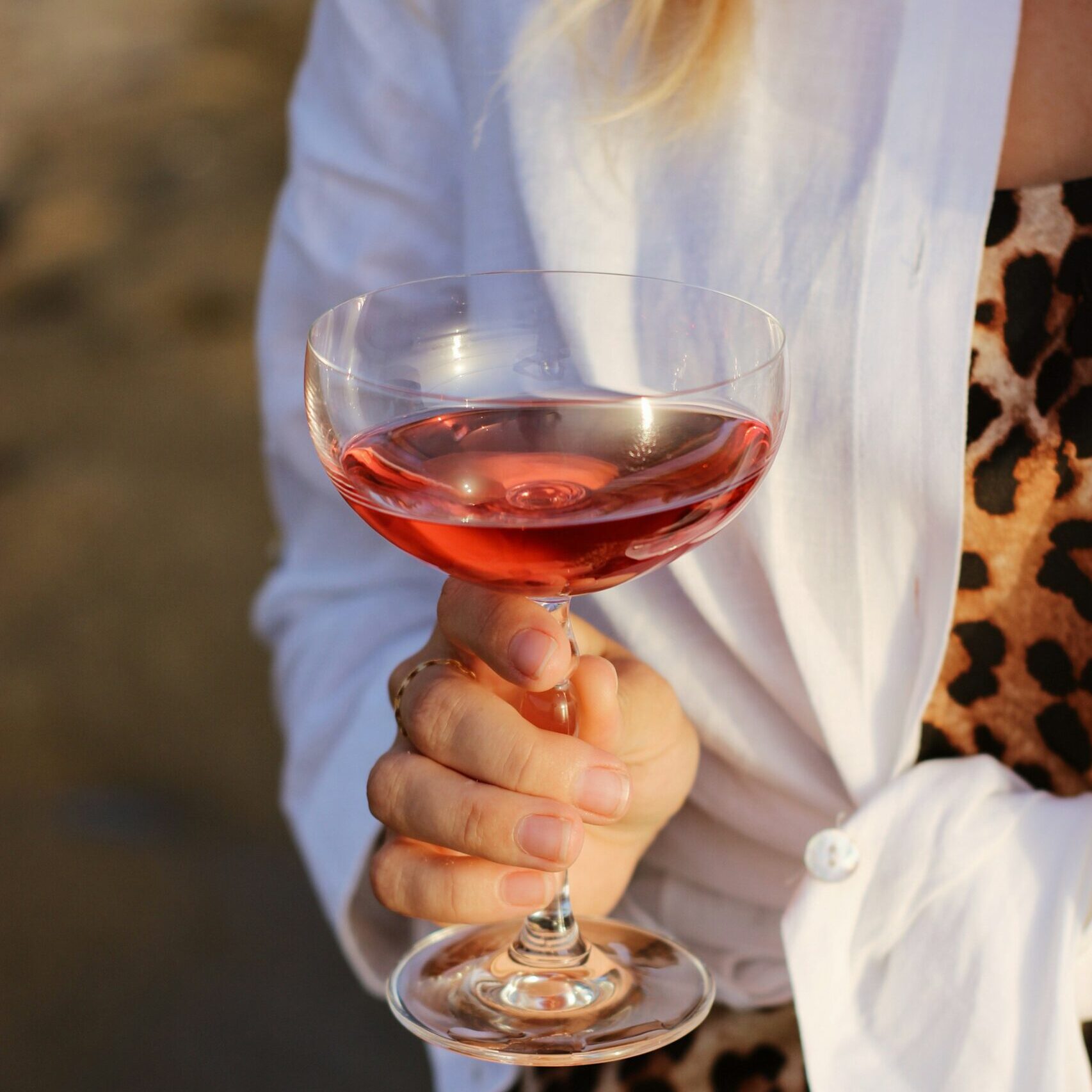 Πίνεις; Σε λογικά πλαίσια, ναι αλλά ποια είναι αυτα; Ένας γιατρός εξηγεί ποια είναι η «λογική» μέτρια χρήση αλκοόλ