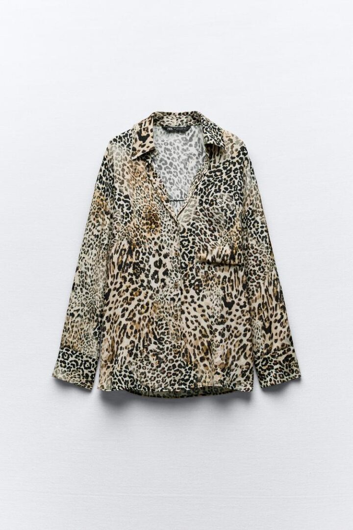 Oversized πουκάμισα: 4 προτάσεις για super εμφανίσεις στην παραλία