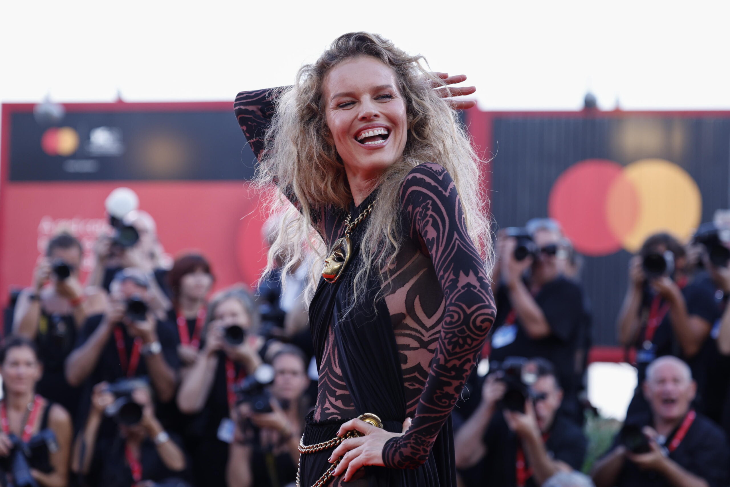 Η Eva Herzigova «έκοψε την ανάσα» με την εμφάνιση της στο κόκκινο χαλί του Φεστιβάλ Βενετίας 2024