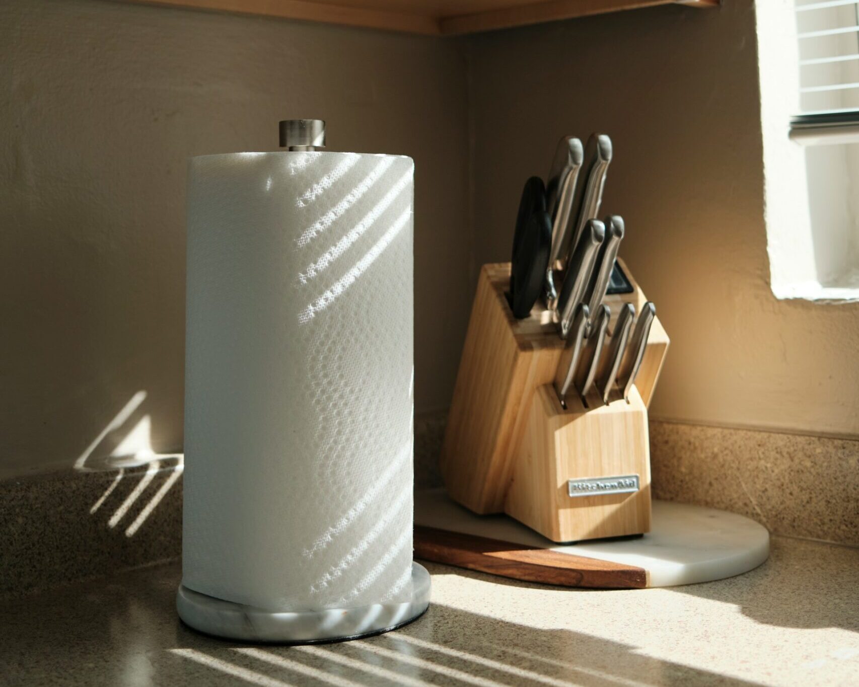 Το «έξυπνο» hack αποθήκευσης ρολού κουζίνας που θα ήθελες να γνώριζες από καιρό