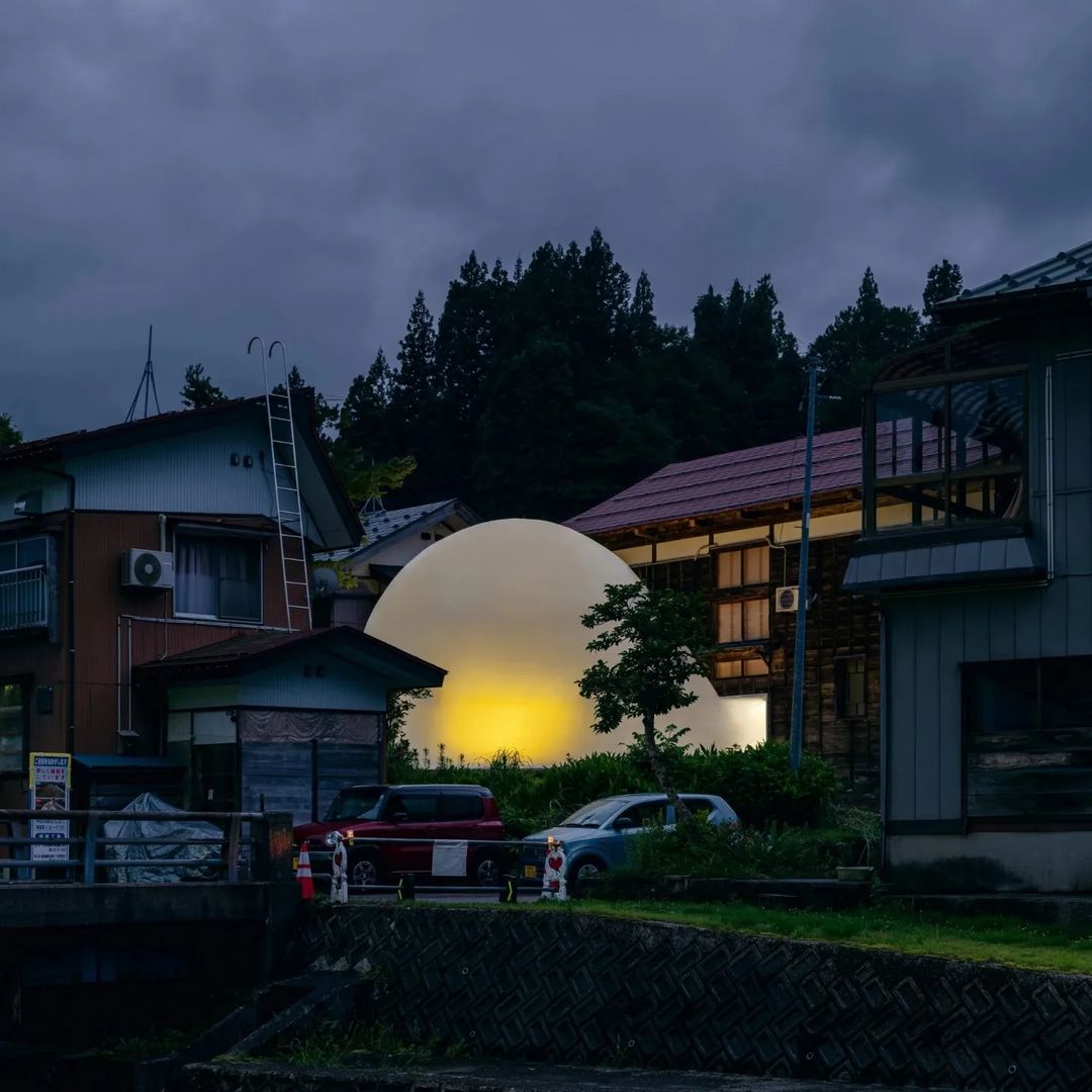 Σπίτι 100 ετών σε ένα ιαπωνικό χωριό μοιάζει σα να βγαίνει μια φούσκα από μέσα του