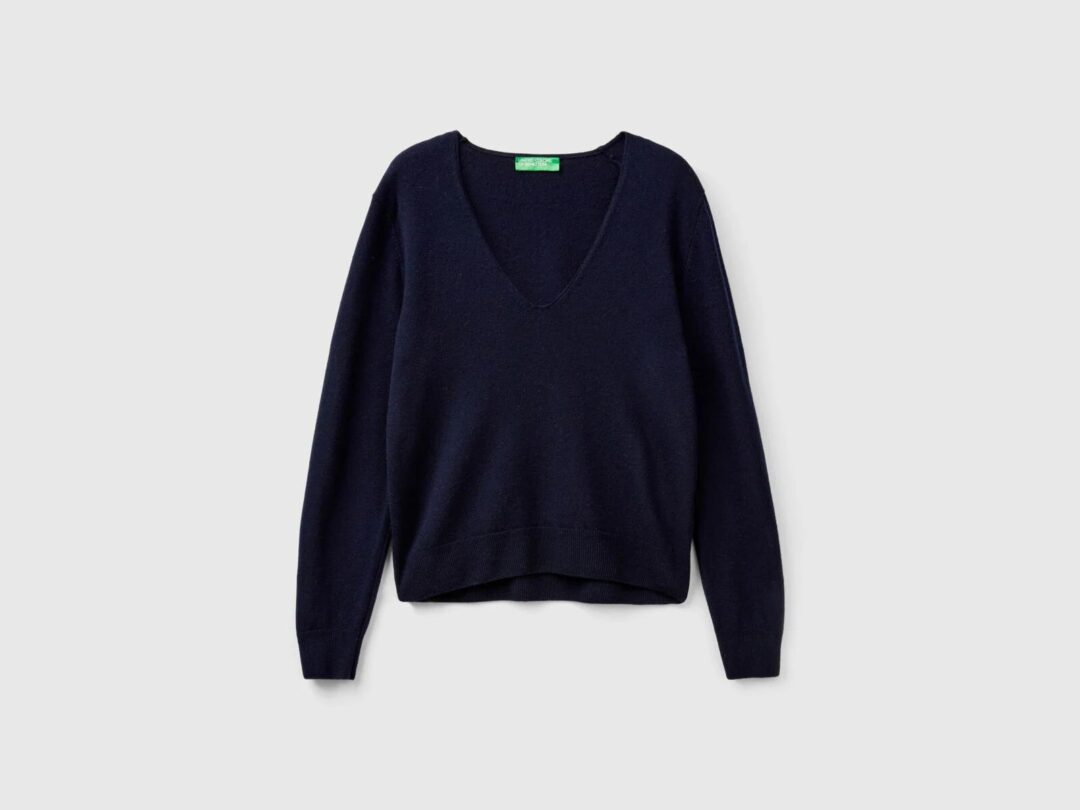 Η Τζένιφερ Λόπεζ φοράει το πουλόβερ που δεν θα αποχωριστείς φέτος (+4 για να ψωνίσεις)