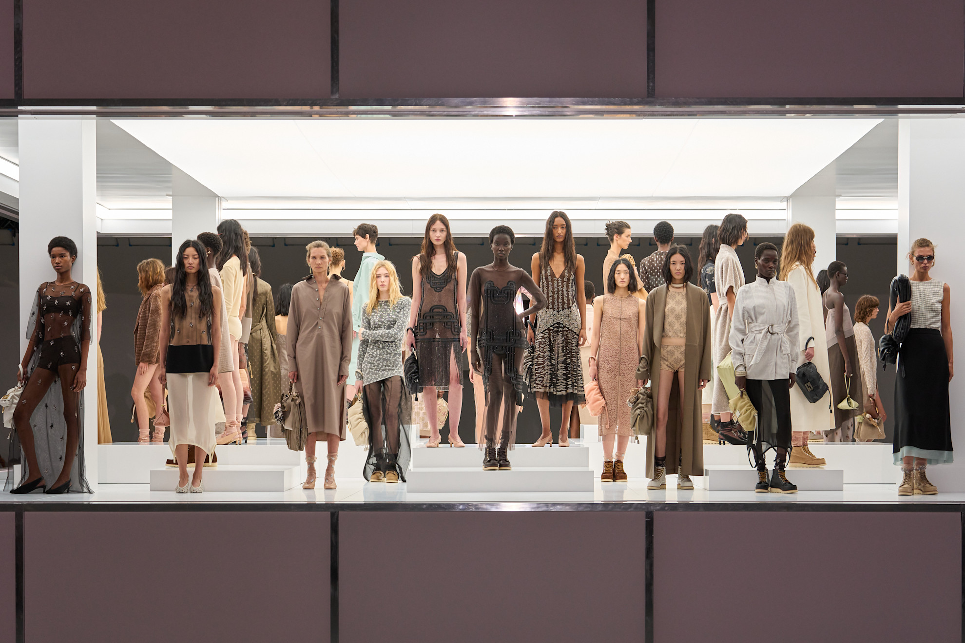 Ο Fendi ανοίγει την Εβδομάδα Μόδας του Μιλάνου SS ’25 και φέρνει την art deco αισθητική συνδυασμένη με μποτάκια εργασίας