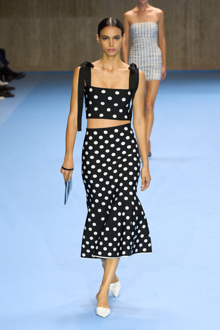 Εντυπωσιακά polka dots και γενναίο κίτρινο αποτέλεσαν την αισιόδοξη συλλογή της Carolina Herrera για την άνοιξη '25 