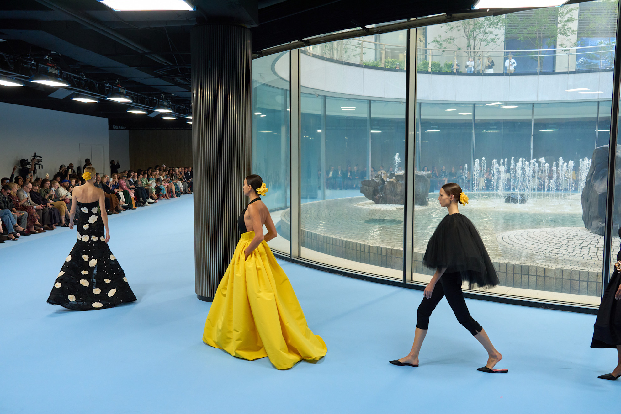 Εντυπωσιακά polka dots και γενναίο κίτρινο αποτέλεσαν την αισιόδοξη συλλογή της Carolina Herrera για την άνοιξη ’25 