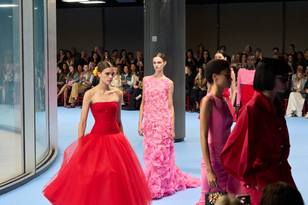 Εντυπωσιακά polka dots και γενναίο κίτρινο αποτέλεσαν την αισιόδοξη συλλογή της Carolina Herrera για την άνοιξη '25 