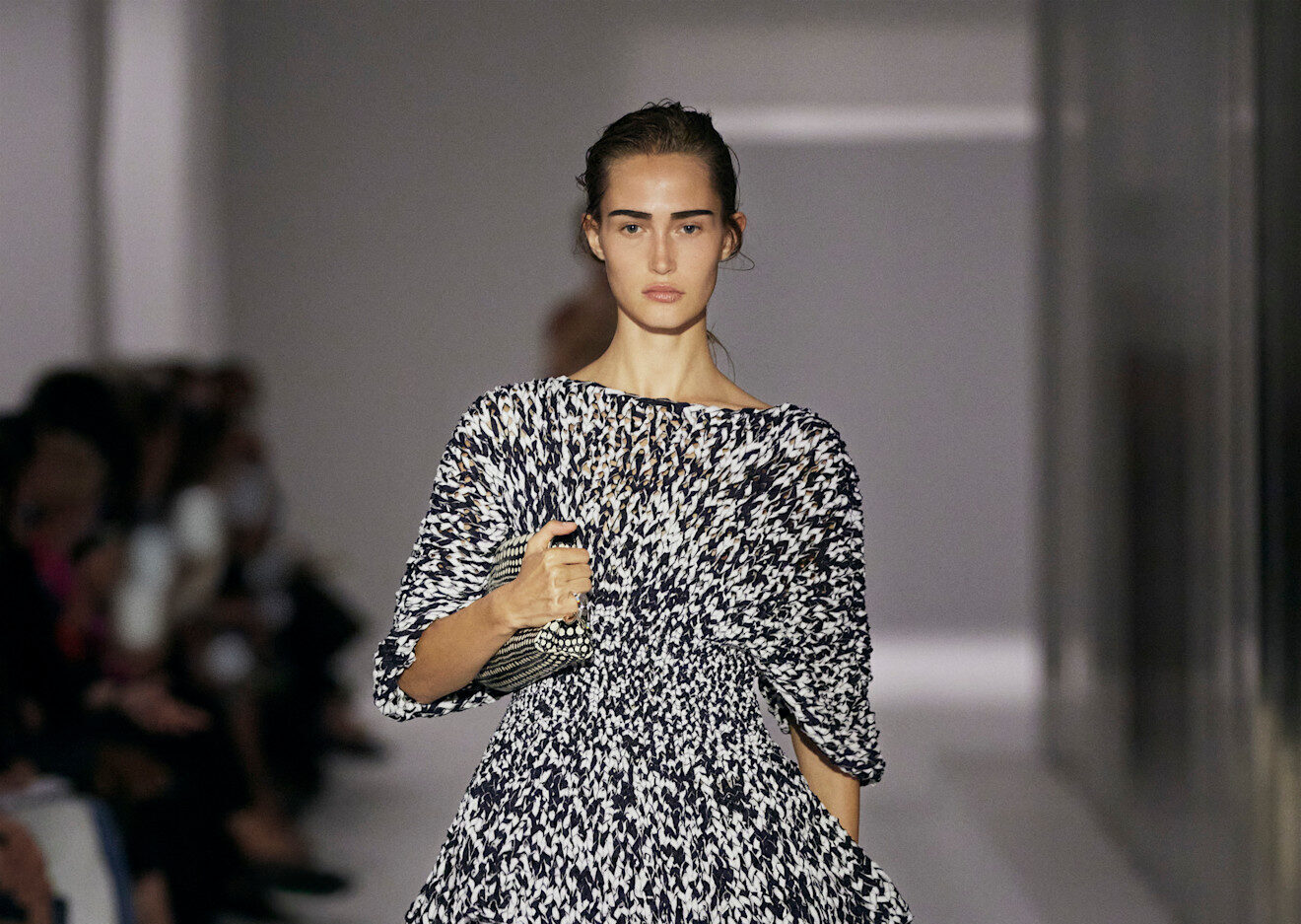 Brandon Maxwell, Simkhai, Prabal Gurung και Khaite μάς δείχνουν πως τα ασπρόμαυρα θα φορεθούν πολύ την άνοιξη του ’25