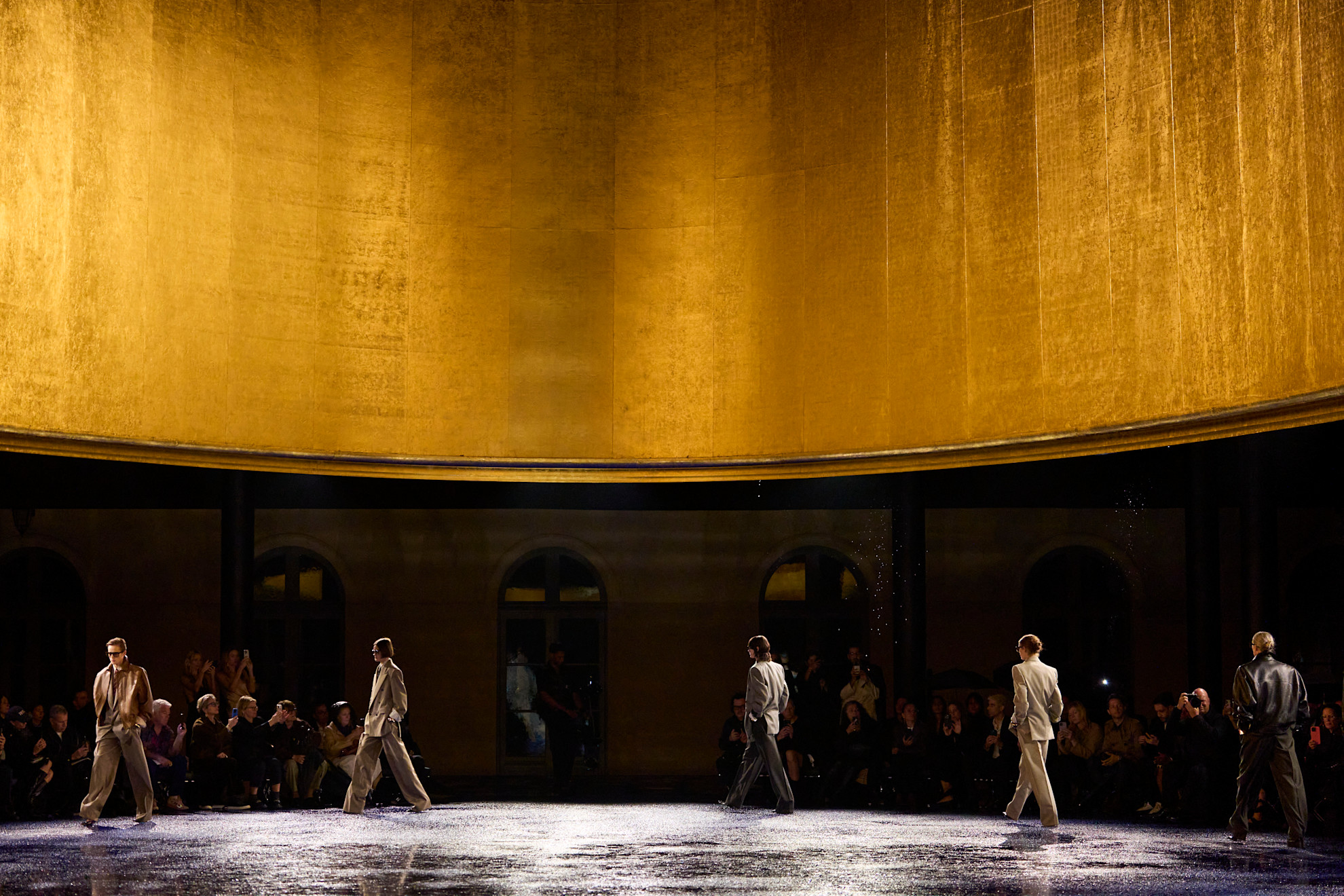 Saint Laurent SS ’25: Power dressing και bohemian αισθητική που θυμίζει «Χίλιες και μια νύχτες»