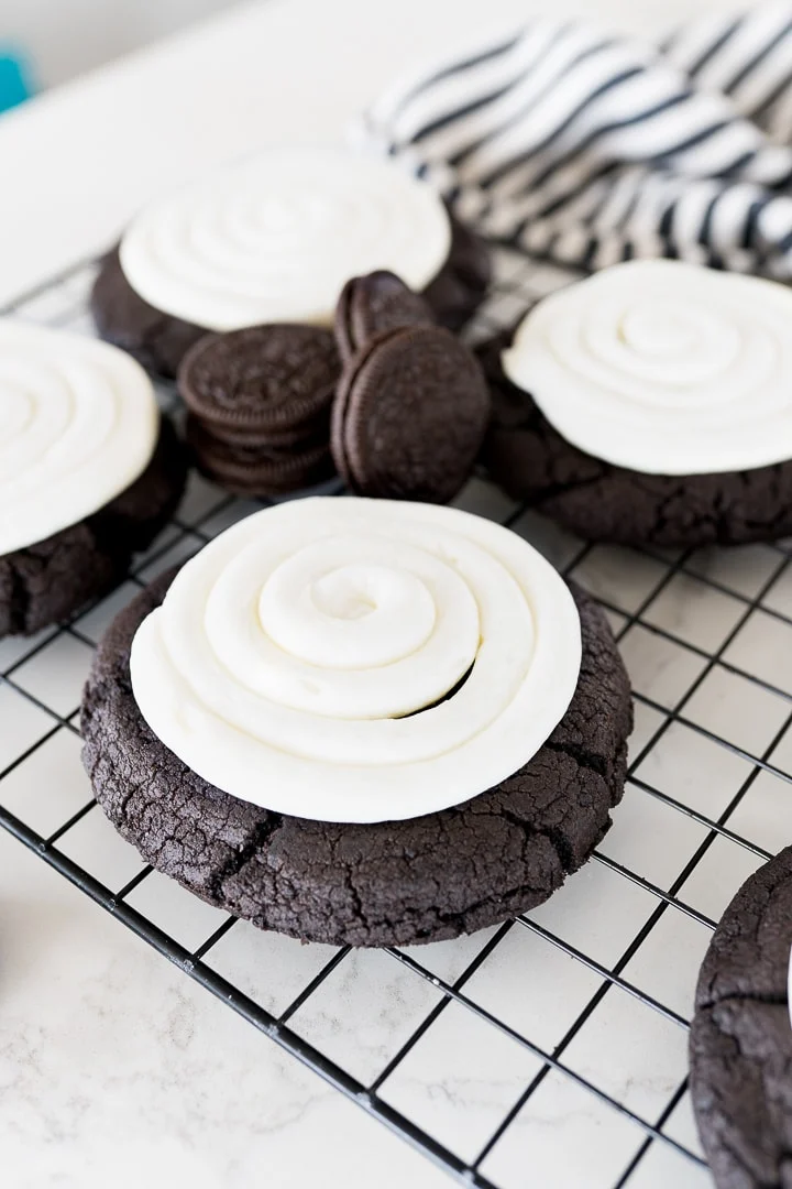 Τα viral crumb cookies σε στυλ oreo που θα πάθεις εθισμό από τη γεύση τους