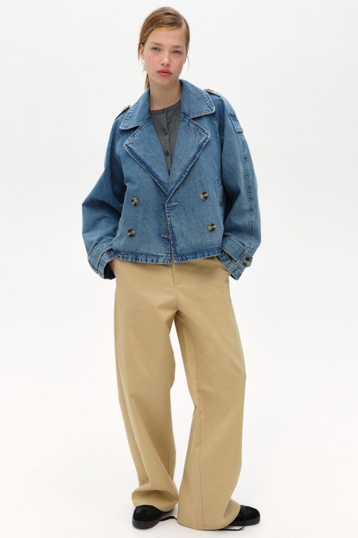 Η Γκουίνεθ Πάλτροου με cropped trench που θα συνδυάσεις με τα πρώτα φθινοπωρινά σου σύνολα (+4 για να ψωνίσεις)