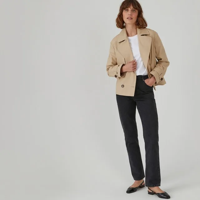 Η Γκουίνεθ Πάλτροου με cropped trench που θα συνδυάσεις με τα πρώτα φθινοπωρινά σου σύνολα (+4 για να ψωνίσεις)