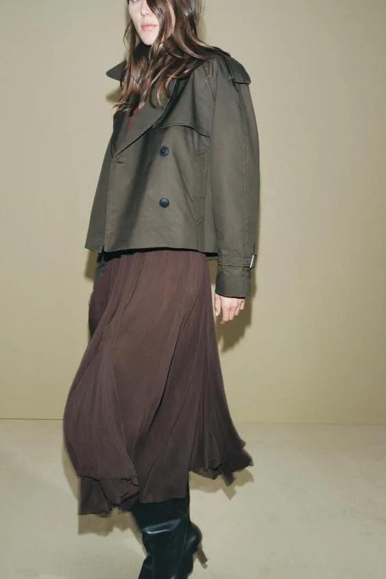 Η Γκουίνεθ Πάλτροου με cropped trench που θα συνδυάσεις με τα πρώτα φθινοπωρινά σου σύνολα (+4 για να ψωνίσεις)