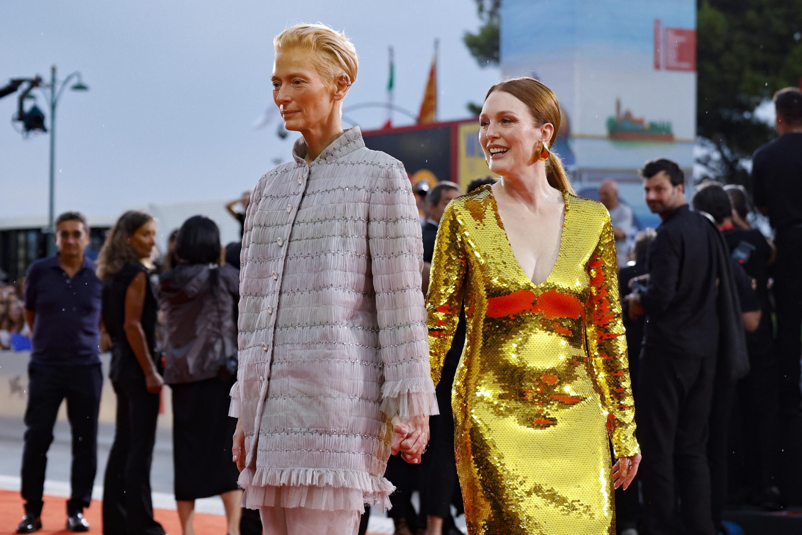 Η Tilda Swinton και η Julianne Moore με λαμπερές εμφανίσεις στο Φεστιβάλ Βενετίας