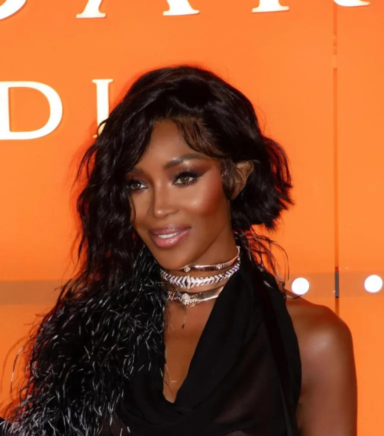 Αν ψάχνεις το τέλειο bob για το φθινόπωρο η αλλαγή της Ναόμι Κάμπελ στα μαλλιά της θα σου δώσει έμπνευση