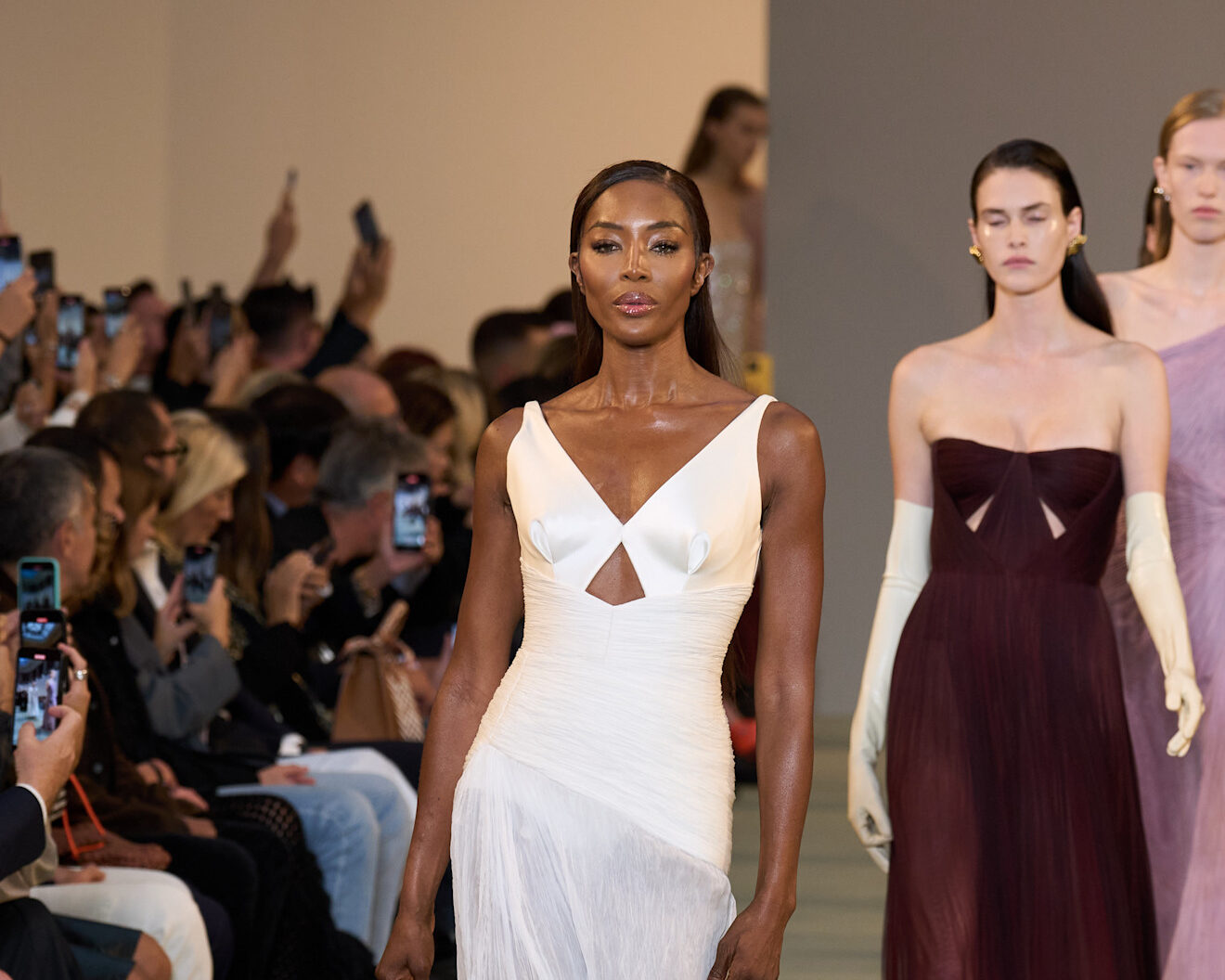 H Naomi Campbell έκλεισε το σόου του οίκου Del Core αποτίοντας φόρο τιμής σε γυναίκες επιστήμονες