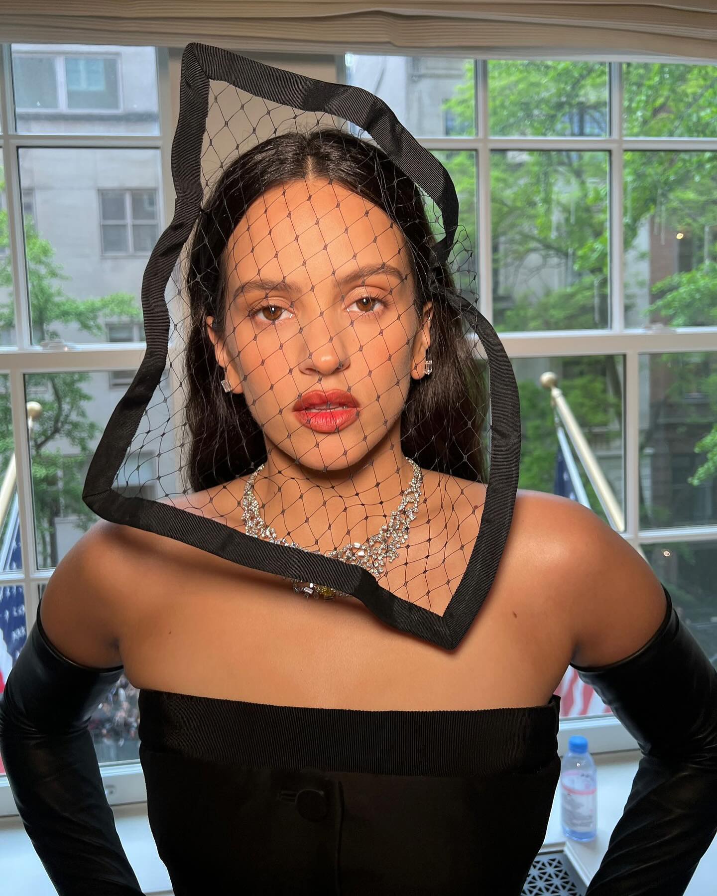 Mακιγιάζ χωρίς μάσκαρα: Το κόλπο για να δείχνεις μαυρισμένη ακόμα και το φθινόπωρο όπως η Ροζαλία