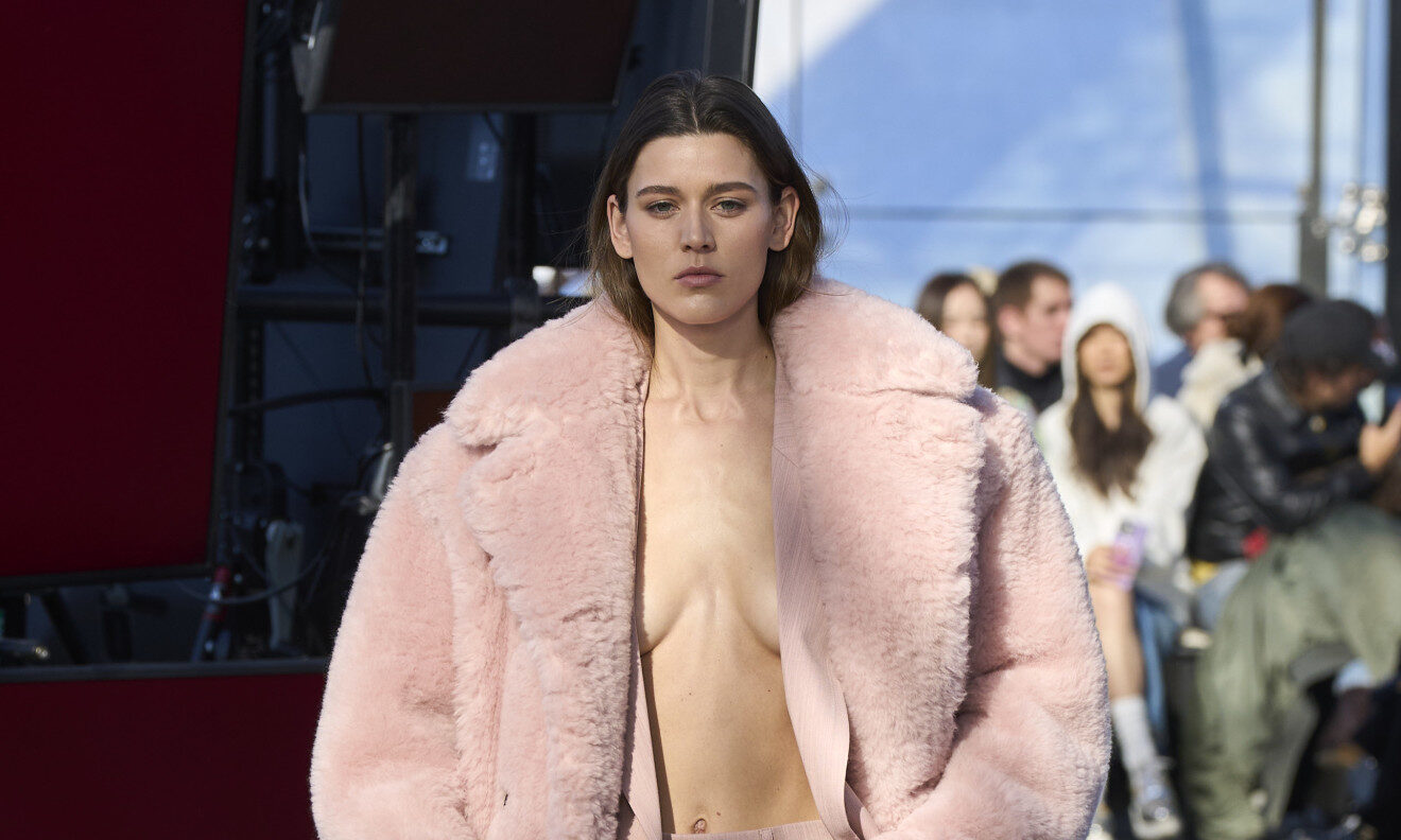 Το ροζ χρώμα το φθινόπωρο «αποχαιρετά» την Barbiecore τάση και αποκτά πιο δυναμική και minimal αισθητική