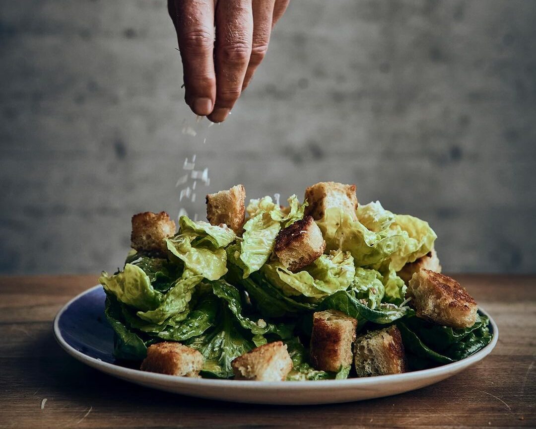 Φτιάξε «αλλιώς» την κλασική Caesars και απόλαυσε την πιο υγιεινή σαλάτα στη δουλειά σου