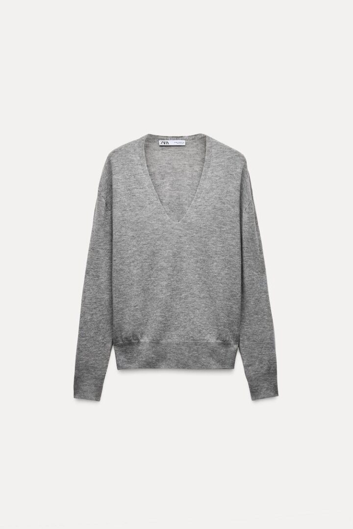 Η Τζένιφερ Λόπεζ φοράει το πουλόβερ που δεν θα αποχωριστείς φέτος (+4 για να ψωνίσεις)