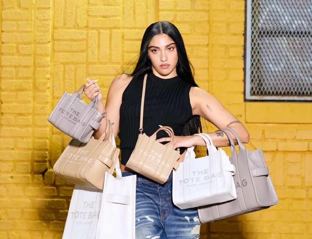 Ο Marc Jacobs «επιστρατεύει» τις Adriana Lima και Lourdes Leon για την νέα καμπάνια με τις best seller τσάντες του