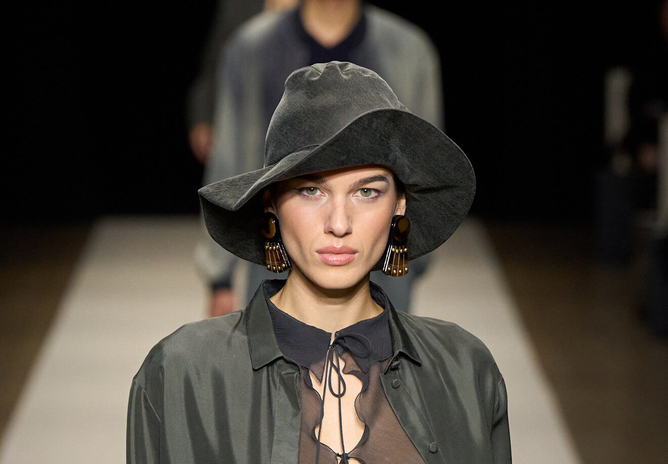 Η ομορφιά της άνοιξης του 2025 για τον Giorgio Armani στρέφει το βλέμμα… στα μάτια!