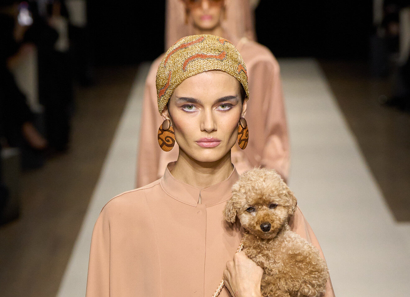 Η ομορφιά της άνοιξης του 2025 για τον Giorgio Armani στρέφει το βλέμμα... στα μάτια!