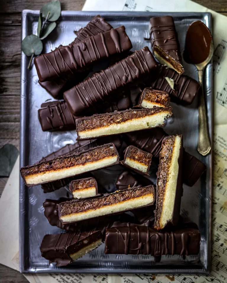 Healthy μπάρες με μπισκότο αμυγδάλου και «καραμέλα» από χουρμάδες