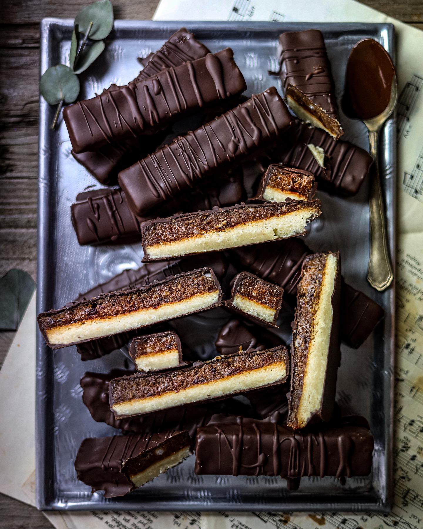 Healthy μπάρες με μπισκότο αμυγδάλου και «καραμέλα» από χουρμάδες