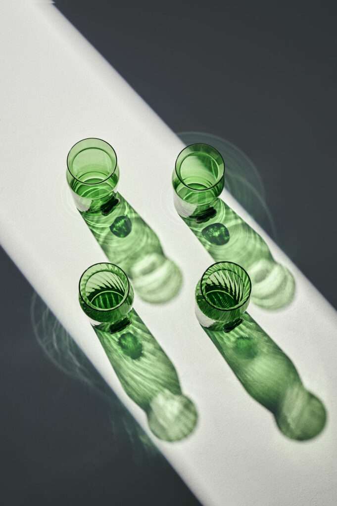 Πώς μπουκάλια μπύρας δημιουργούν μοναδικά έργα τέχνης με οικολογικό τρόπο