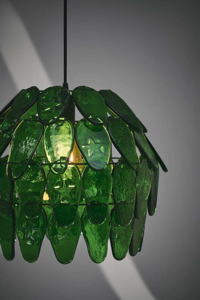 Πώς μπουκάλια μπύρας δημιουργούν μοναδικά έργα τέχνης με οικολογικό τρόπο