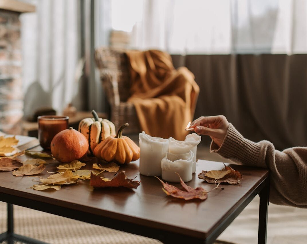 Κάνε τα μονόχρωμα κεριά σου συλλεκτικά με αυτό το DIY μυστικό με την χαρτοπετσέτα και το σίδερο