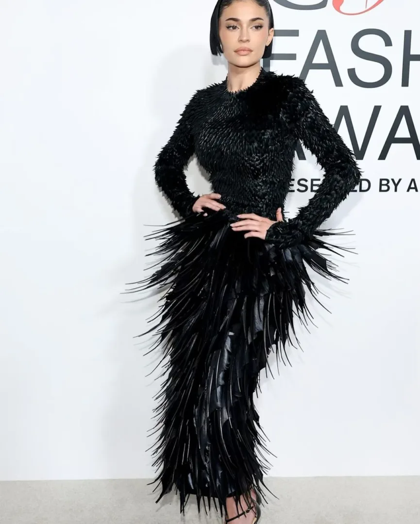 Η σκοτεινή εμφάνιση της Kylie Jenner στα CFDA Awards 2024 με το μαύρο αιχμηρό φόρεμα